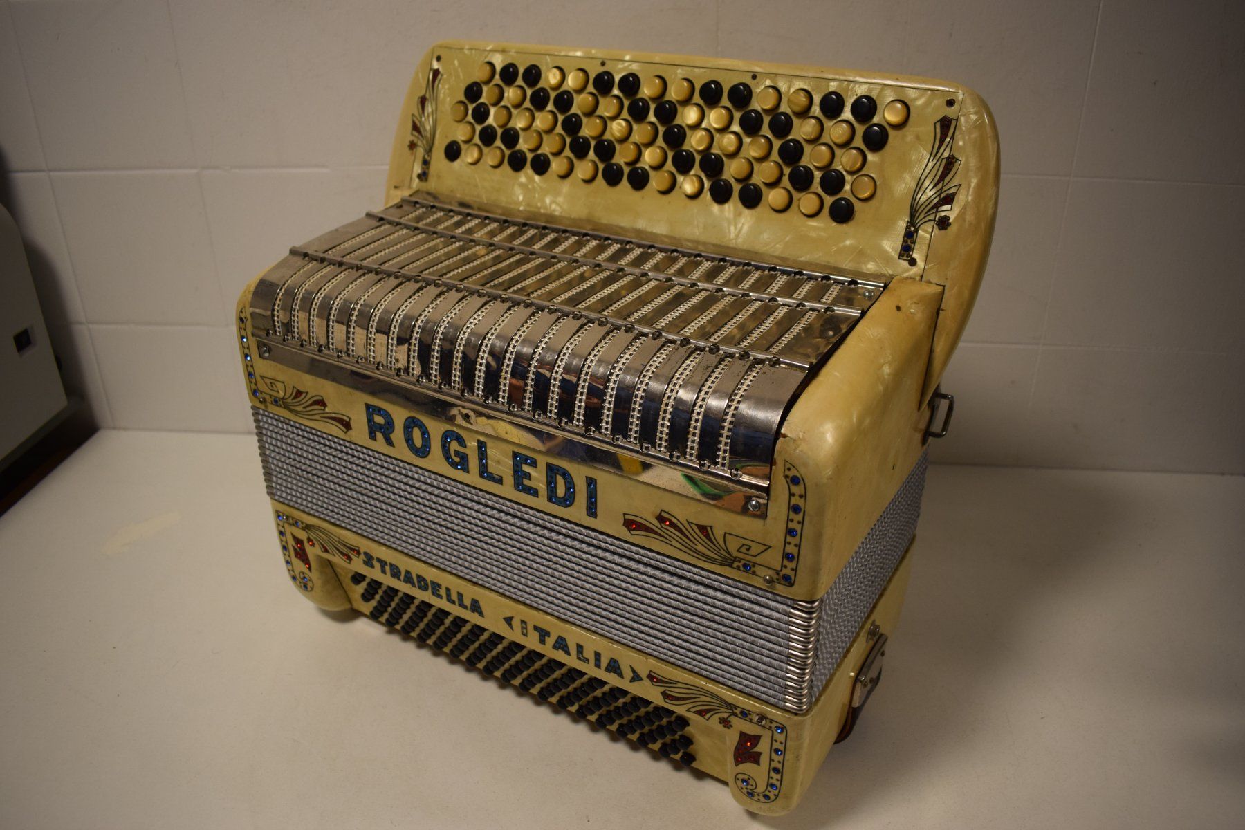 Strumenti musicali: Akkordeon Rogledi Stradella Italia – Usato da Zürich venduto da Brockito 2