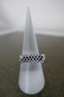 Rhodinierter Ring mit lila Zirkonias