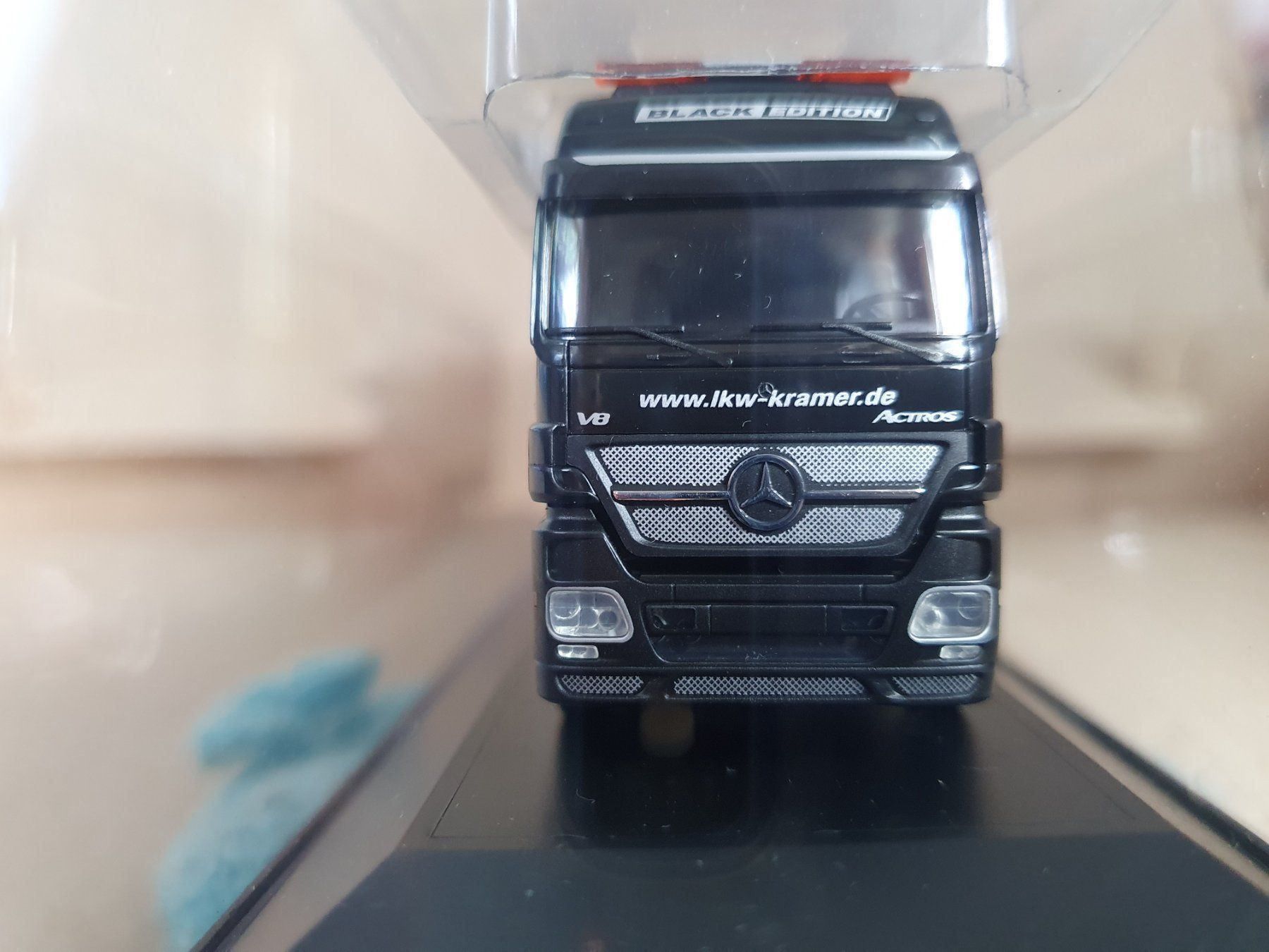Herpa Modellini d'auto: HERPA. MB 4X2. 1:87. BLACK EDITION. – Nuovo e nell'imballaggio originale da Romanel-s-Lausanne venduto da Bidule01