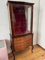 Elegante Vitrine mit Intarsien und Schubladen im Louis XV-St