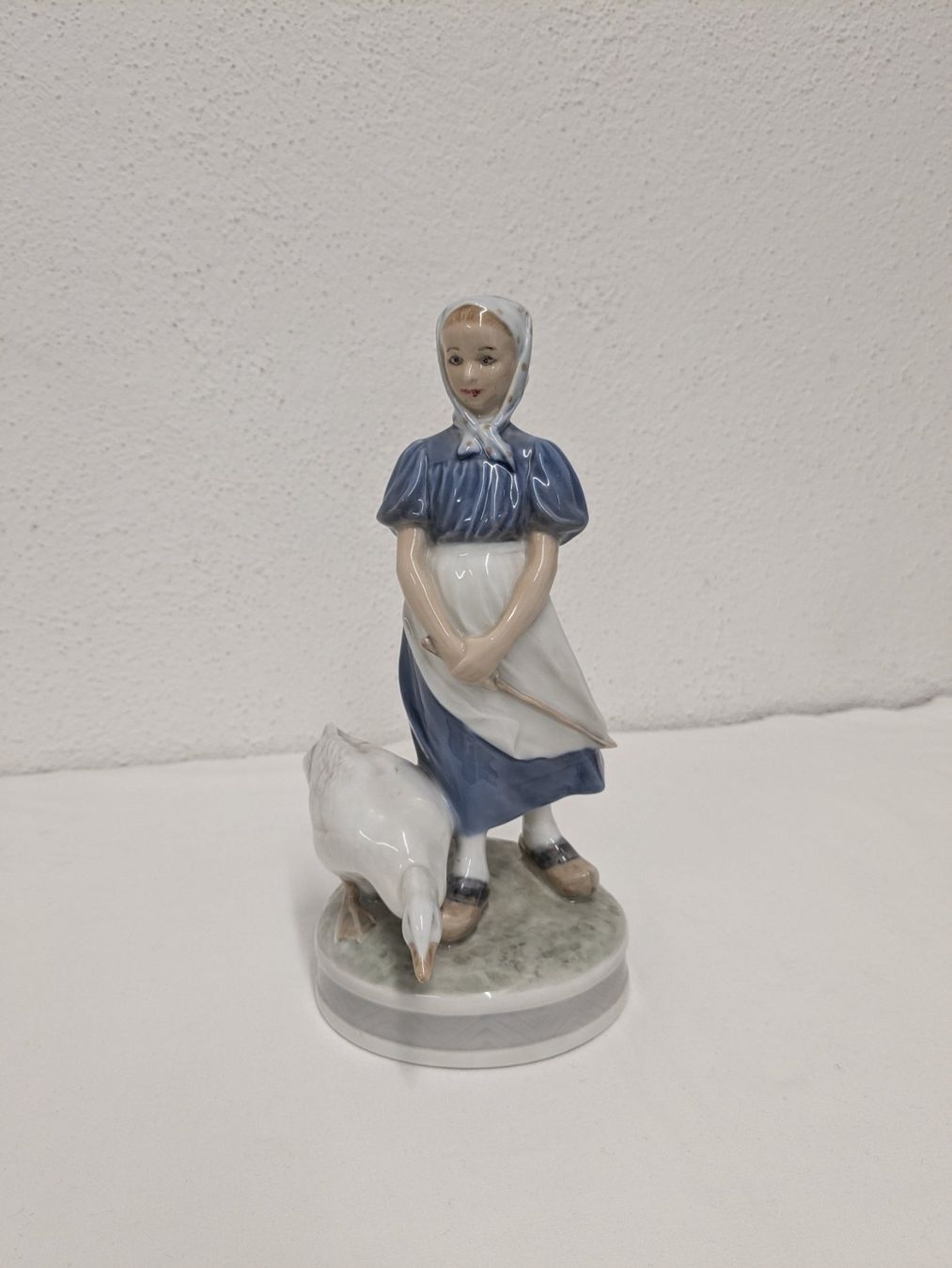 Royal Copenhagen Statuette: Royal Copenhagen Mädchen mit Gans 527 – Usato da Weinfelden venduto da blaukreuz_brocki_TG