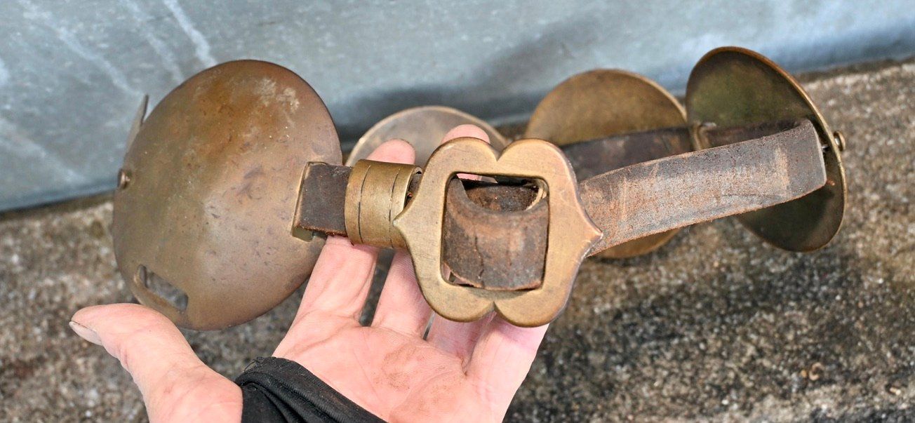 Briglie & Cavezze: Altes PFERDE- ODER KUHGESCHIRR messing Länge 89.5cm – Usato da Pfaffhausen venduto da mono_rec 1