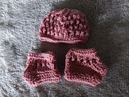 Zauberhaftes Mützli mit Finkli hangestrickt fürs Püppli, neu