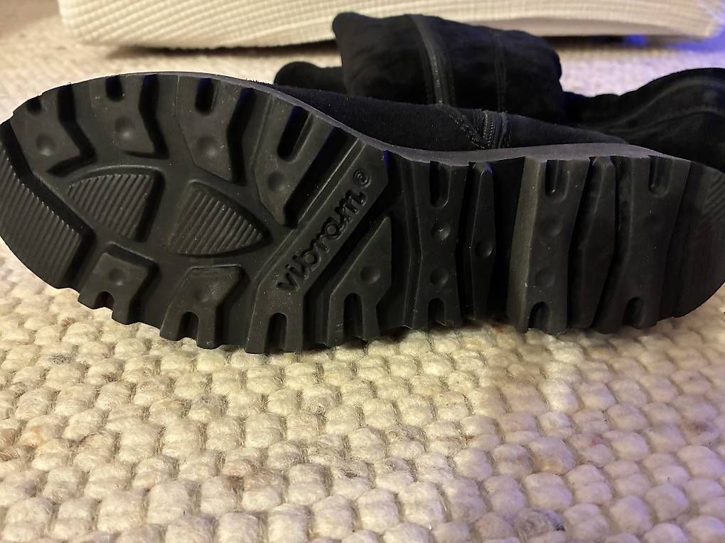Vibram Chaussures femmes: Botte de neige fourre daim noir – D'occasion à Nyon par Sotara 2