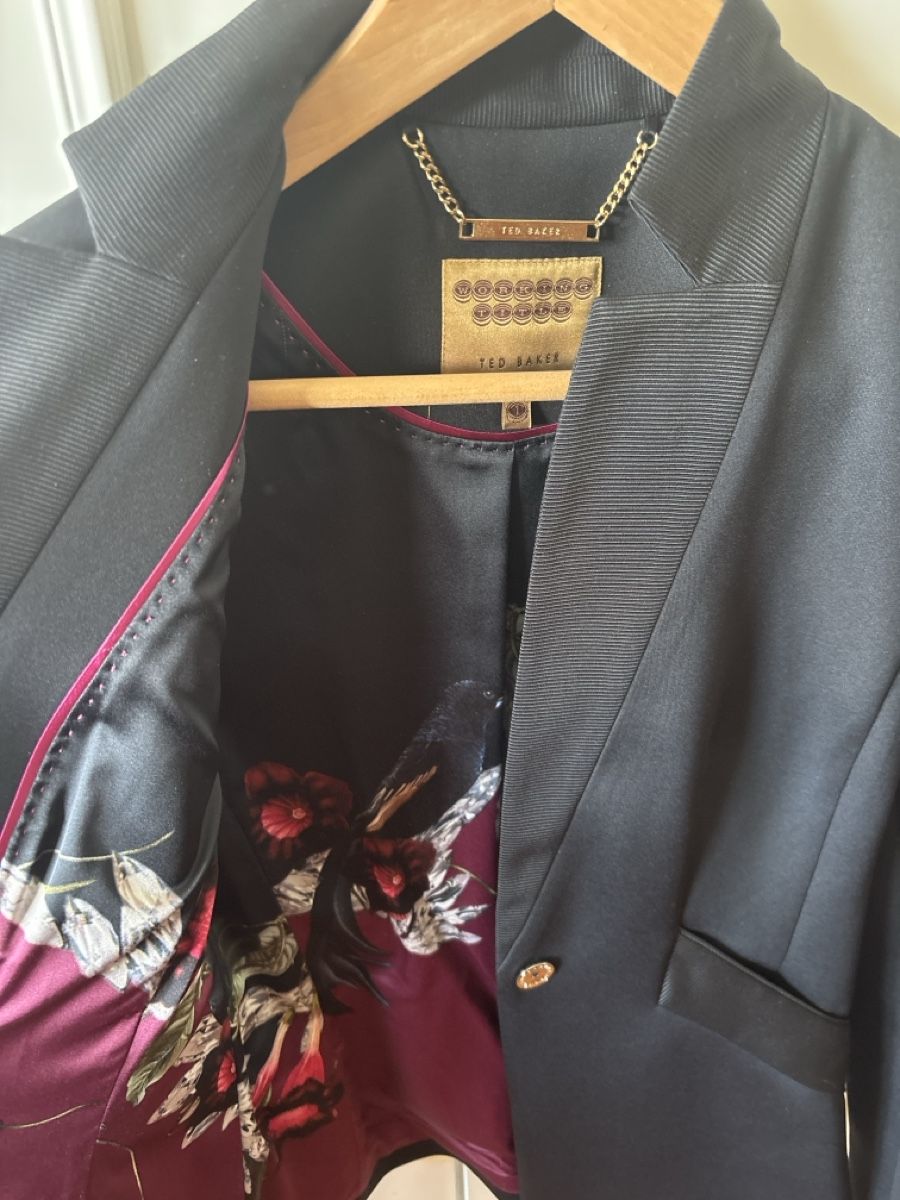 Ted Baker Jacken: Ted Baker Blazer schwarz mit Blumenfutter Grösse 36 – Gebraucht aus Therwil von cosugs 1