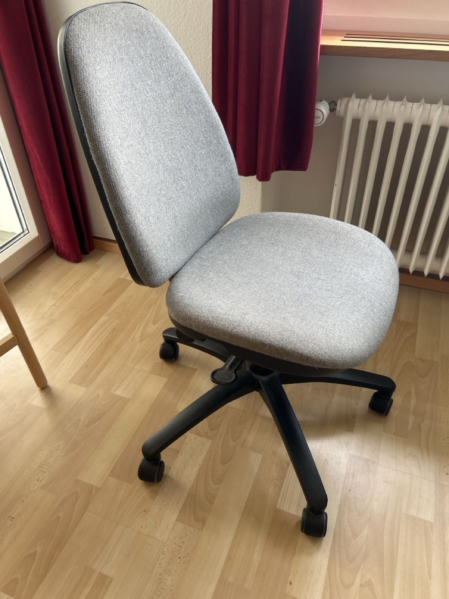 Stühle: Bürostuhl grau – Gebraucht aus Basel von steaeffli