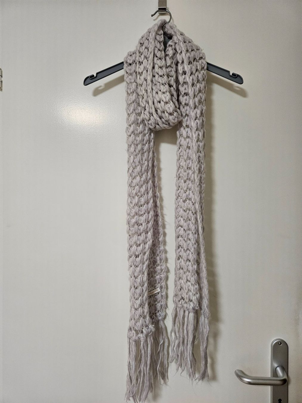 Foulard & Sciarpe: Schal hellgrau, Lochstrickmuster, Länge ca. 220cm – Usato da Winterthur venduto da noodle_soup