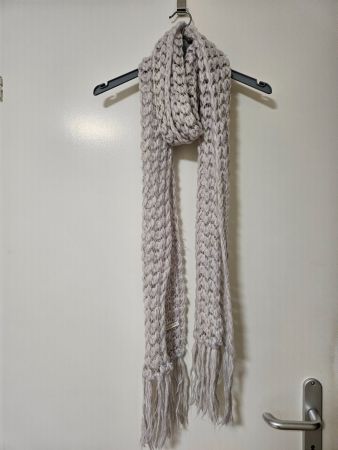 Schal hellgrau, Lochstrickmuster, Länge ca. 220cm