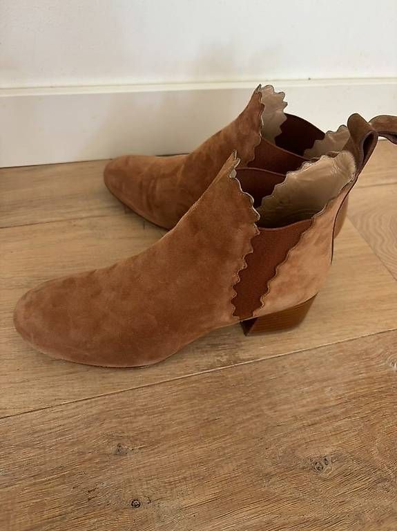 Scarpe da donna: Bottines marque Chloé en daim camel  Taille 36,5 – Usato da Vandoeuvres venduto da brunschwick 1