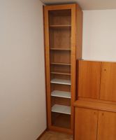 Holz-Vitrine: Gute Qualität, schlichtes Design