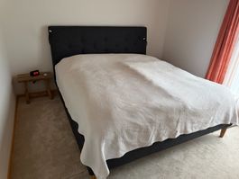 Neuwertiges Doppelbett mit Inhalt