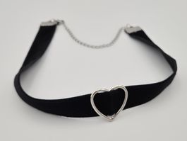Jewel Schwarzes Samt-Halsband Choker mit Herzanhänger