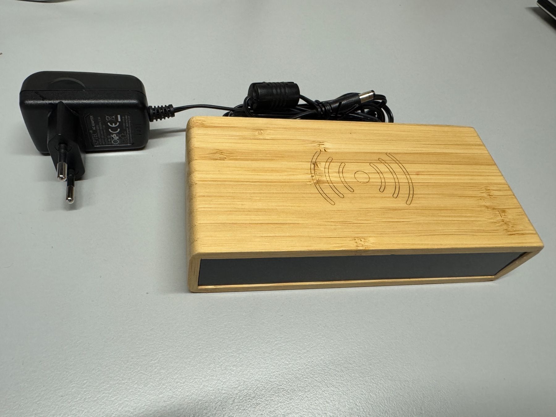 Wecker: Bamboo Wireless Charger und Uhr Wecker – Neu (gemäss Beschreibung) aus Bern von tradestation 1