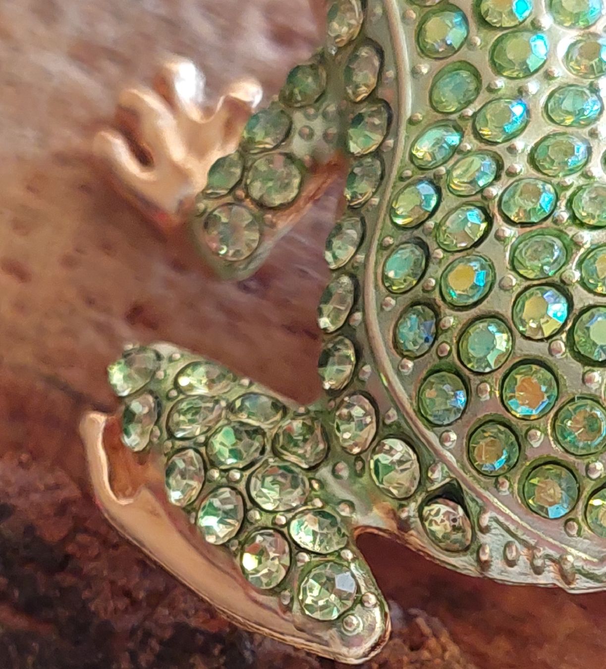 Spille & Fermagli: Tolle Frosch Brosche mit Strass hellgrün – Nuovo (secondo la descrizione) da Oberwil BL venduto da Hunajakakku 3