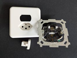 ABB Kombi Lichtschalter mit T13 Steckdose, weiss