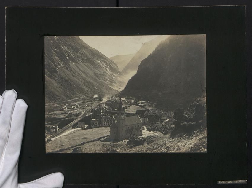 Fotografie & Manifesti: Fotografie Göschenen, Ortsansicht mit B – Usato da Berlin venduto da bartko-reher