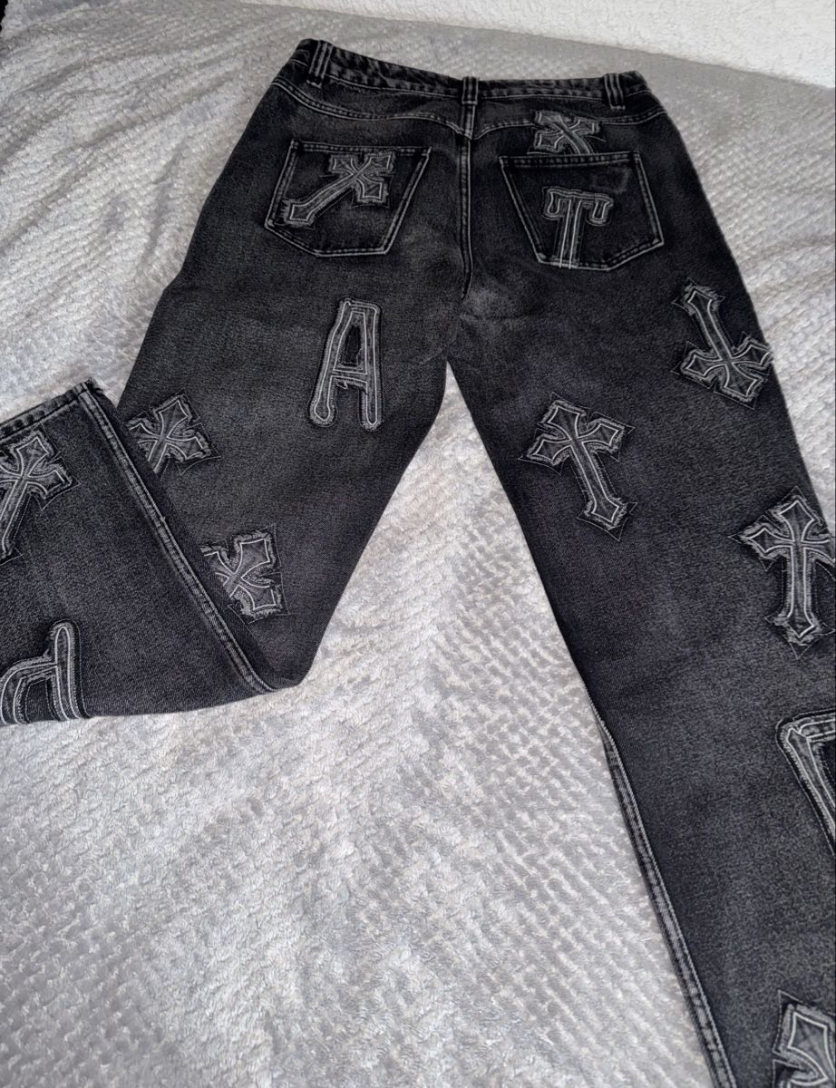 Jeans: JEANS NOIR MOTIFS CROIX – Gebraucht aus Aigle von ama_n8k2 2