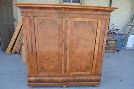 Antiker Schrank Wellenschrank Nussbaumfurniert zu Restaurier