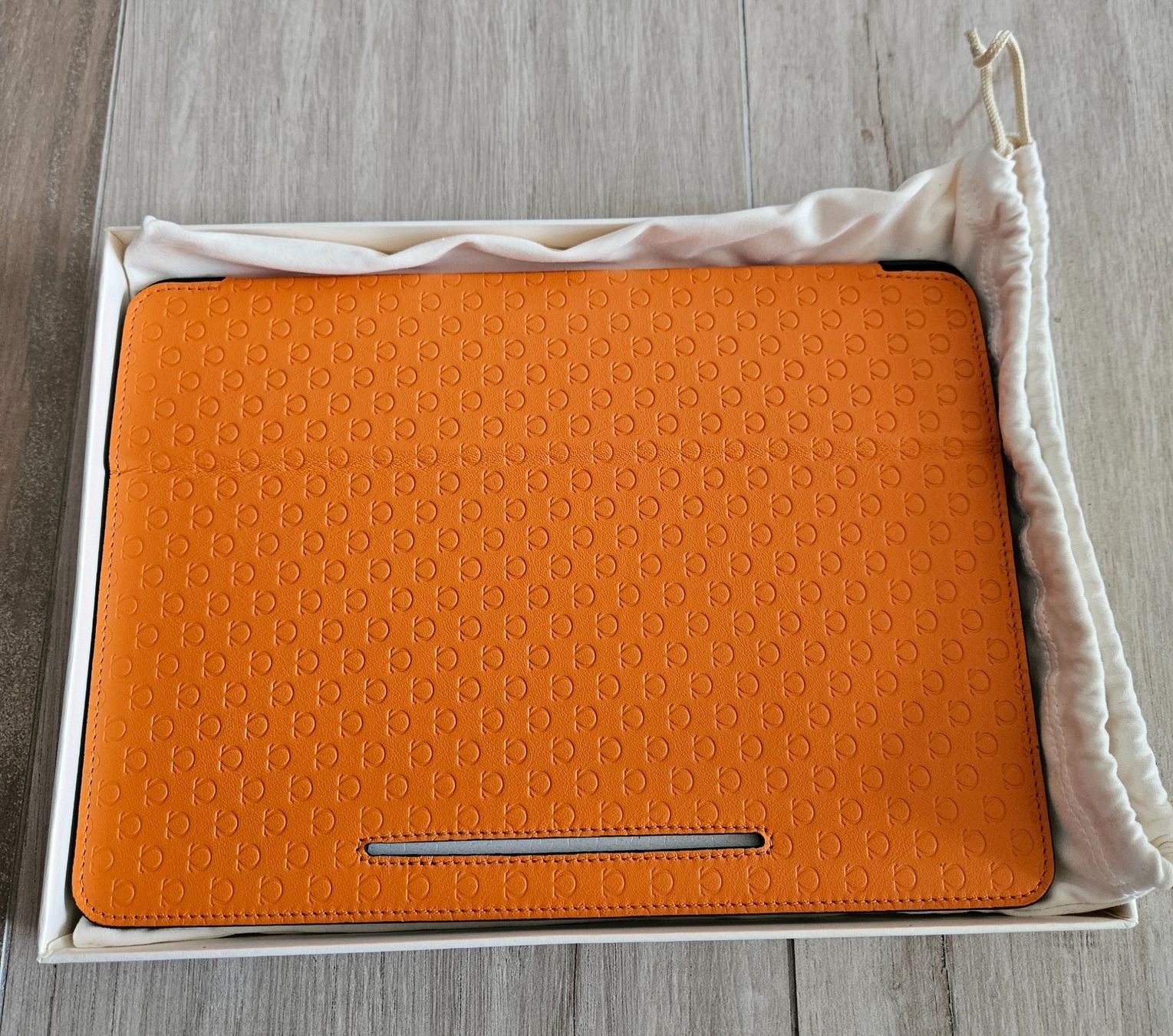Omega Orologi: Omega boutique, housse Ipad neuve. – Usato da Vevey venduto da Timeswiss