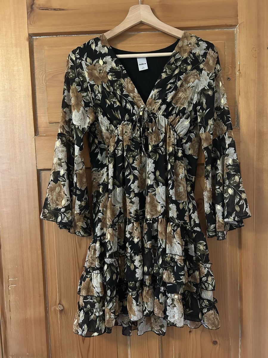 Zebra Kleider: Schönes Zebra Kleid mit Blumenmuster, Grösse S – Gebraucht aus Frauenfeld von jae_vs6j
