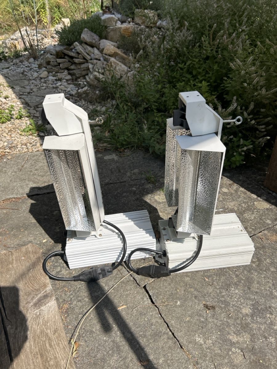 Lampen: Reflector / Growlampe 2 Stk. ab CHF 1.— – Gebraucht aus Bottmingen von LuckyLuke2008 2