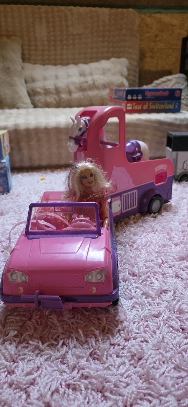 Giocattoli: Barbieauto mit Anhang, incl. Pferde – Nuovo (secondo la descrizione) da Aeschi SO venduto da trindade