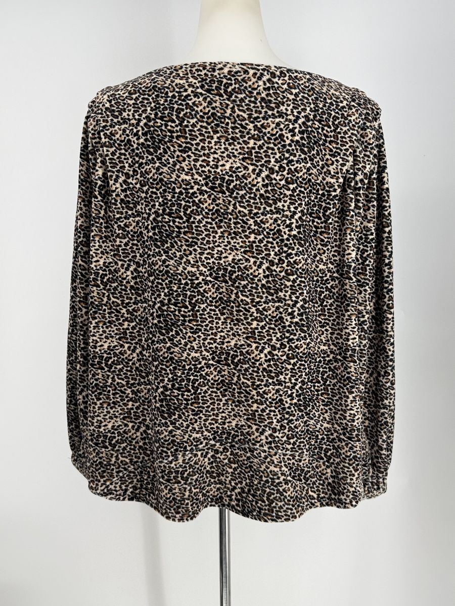 Pulls & Sweat-shirts: Plüsch Pullover Gr. 50/52 mit Leopardenmuster  – D'occasion à Auenstein par moin. 3
