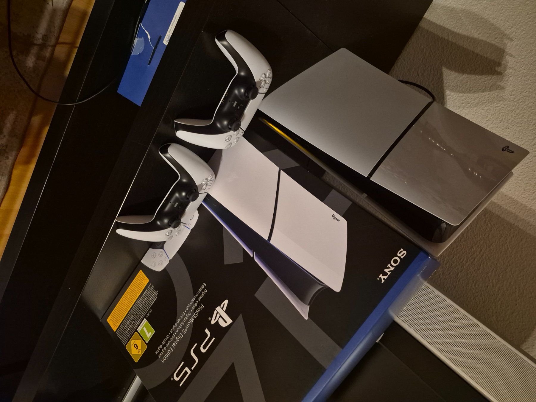 Sony Console: Sony Playstation 5 Digital Edition + 2 Controller, top! – Usato da Wattwil venduto da pex_r2l9 2