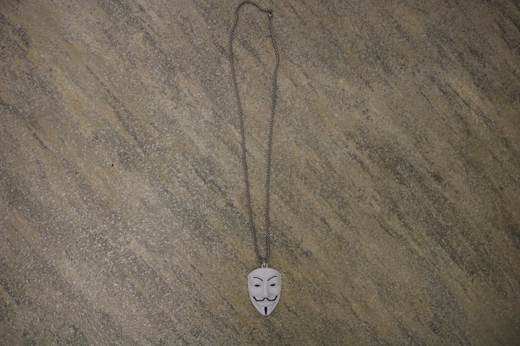 Ketten: Halskette V Vendetta Anonymous Hacker – Neu (gemäss Beschreibung) aus Rickenbach b. Wil von Mysterion4 3