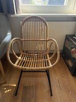 Schaukelstuhl Rattan mit schwarzem Metallgestell