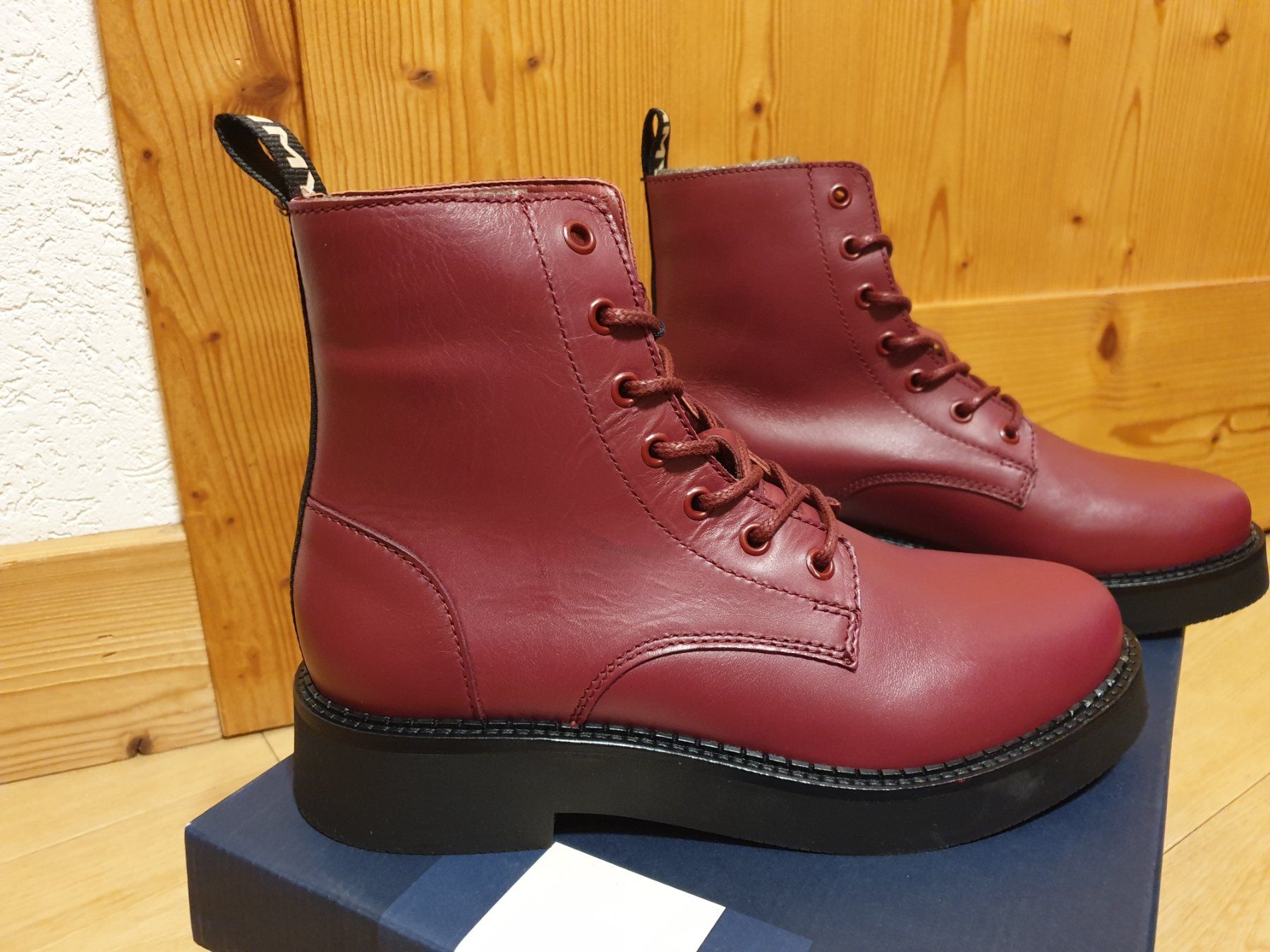 Tommy Hilfiger Scarpe da donna: Tommy Jeans Flat Hilfiger Boots Gr. 37 – Nuovo (secondo la descrizione) da Val D Illiez venduto da SnowRoof 1