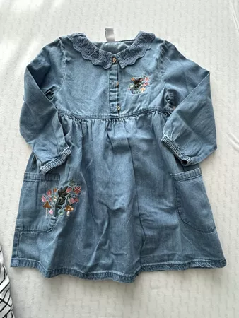 Mädchen Jeanskleid Blau mit Stickerei 2 mal angezogen 