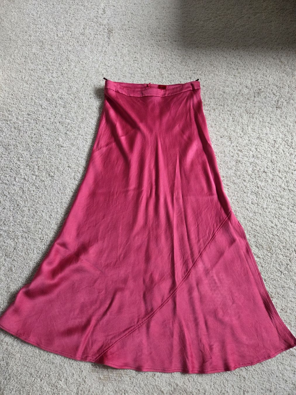Hugo Boss Röcke: Pinker Hugo Boss Rock Satin Style – Gebraucht aus Rüfenacht BE von Biancaro