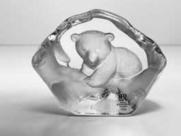 MÅLERÅS x Mats Jonasson – Glas Briefbeschwerer „Bärenjunges“
