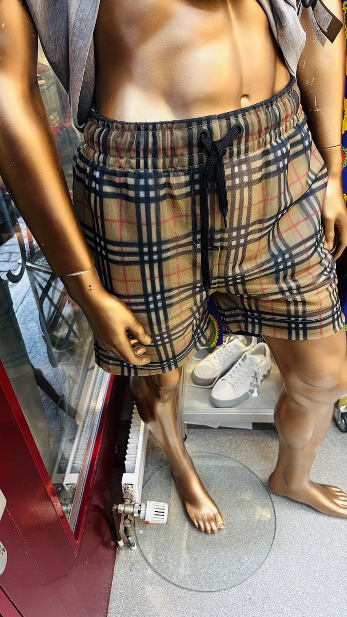 Burberry Pantaloni: Burberry Kurze Hose – Nuovo e nell'imballaggio originale da Lachen SZ venduto da HelvetiaLuxury