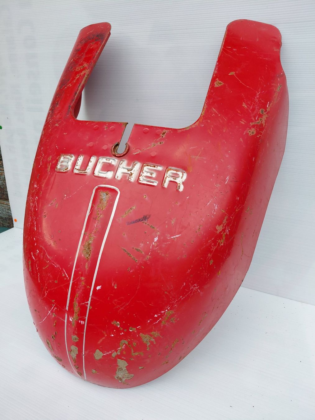Metall- & Schlosserei Sonstiges: Ancien capot de tracteur – Gebraucht aus Noiraigue von pel_ny7d