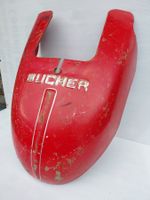 Ancien capot de tracteur