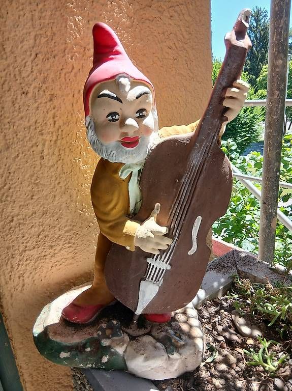 Statuette: Gartenzwerg mit Kontrabass – Usato da Langnau am Albis venduto da Alhambra1976