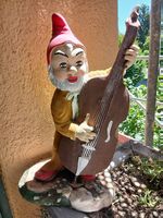 Gartenzwerg mit Kontrabass