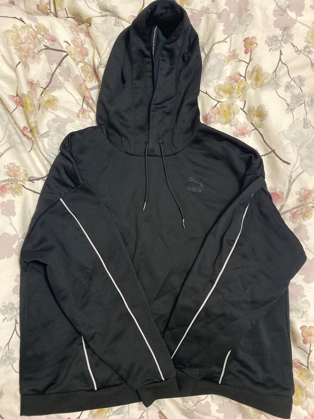 Puma Maglioni & Felpe: Schwarzer Puma Hoodie mit Streifen – Usato da Selzach venduto da lor_yck7