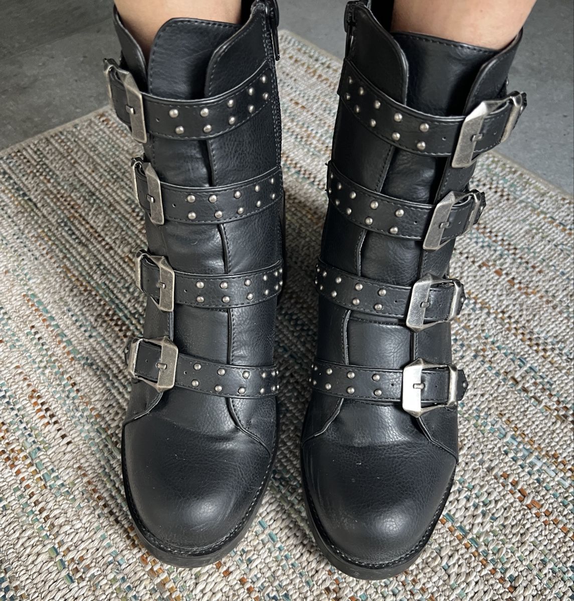 Scarpe da donna: Bata Black Ankle Boots with Buckles, Studs, Size 39! – Usato da Cama venduto da UnleashdByAna