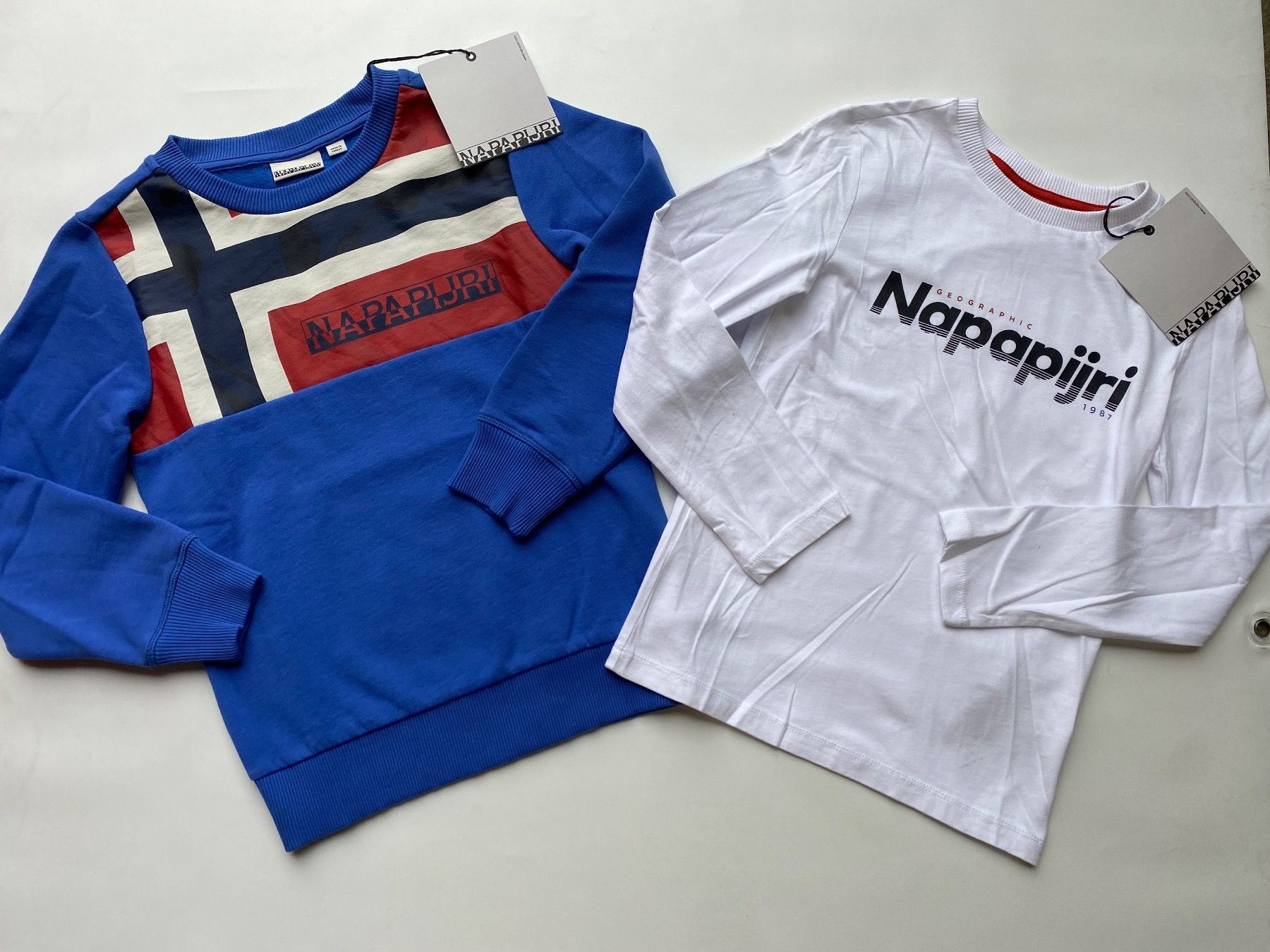 Napapijri Maglioni & Felpe: Napapijri Pull Enfants Taille 8 ans -50% – Nuovo e nell'imballaggio originale da Orbe venduto da D-stockFactory-Orbe