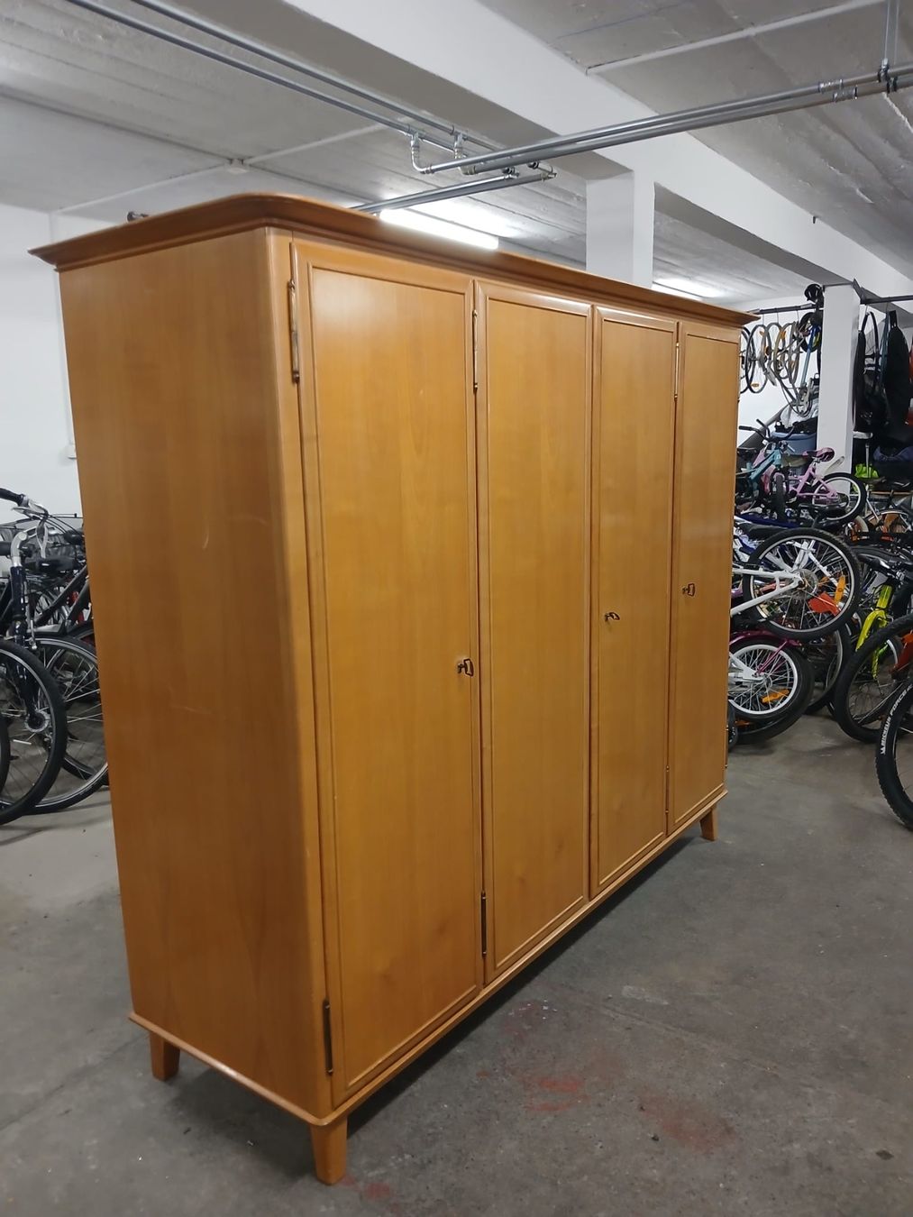 Armadi: Vintage Kleiderschrank – Usato da Schaffhausen venduto da thextraterrestrial 3