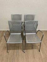 4er Set graue Metallstühle mit Armlehnen und Lochmuster