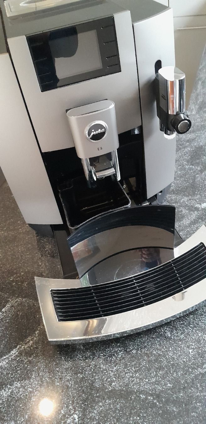 Jura Kaffeemaschinen & Espressomaschinen: Jura E8 Kaffeevollautomat mit Milchschäumer – Gebraucht aus Frauenfeld von dicksaite 1