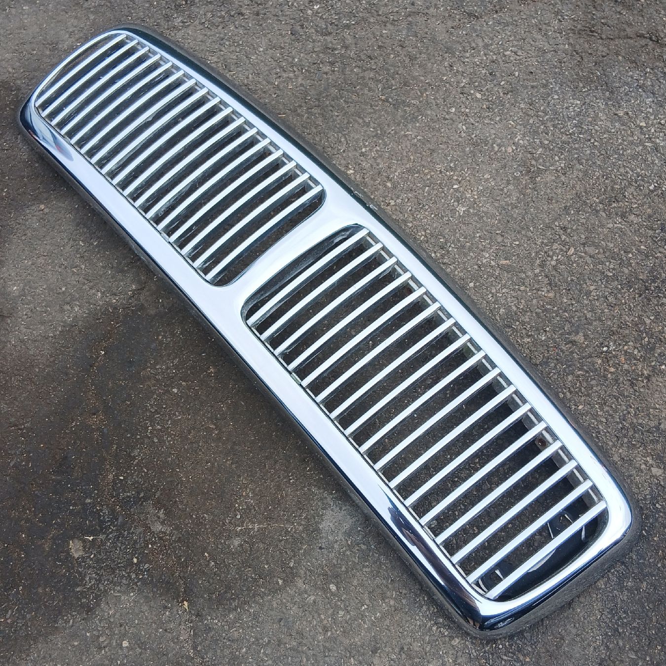 Jaguar Tutti pezzi di ricambio auto: Calandre Jaguar XJ6 X300  – Usato da la heutte venduto da Auto-stock