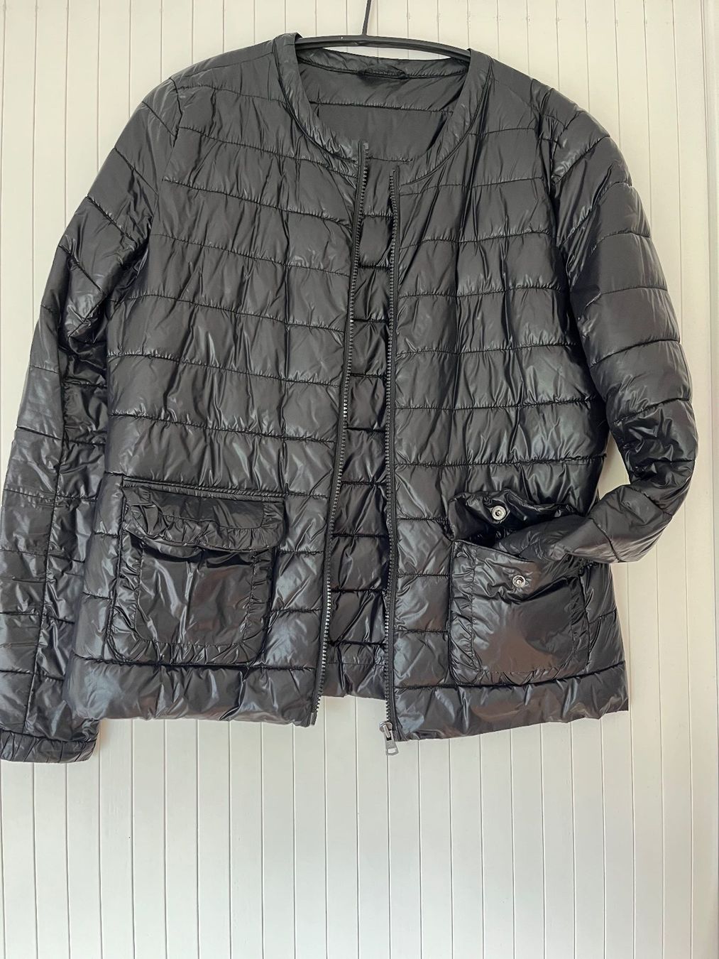 Vestes: doudoune noir brillant Benetton – D'occasion à Delémont par Kiki75