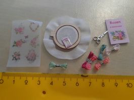 Stickrahmen mit Zubehör für das Puppenhaus/Laden  Deko  Hand