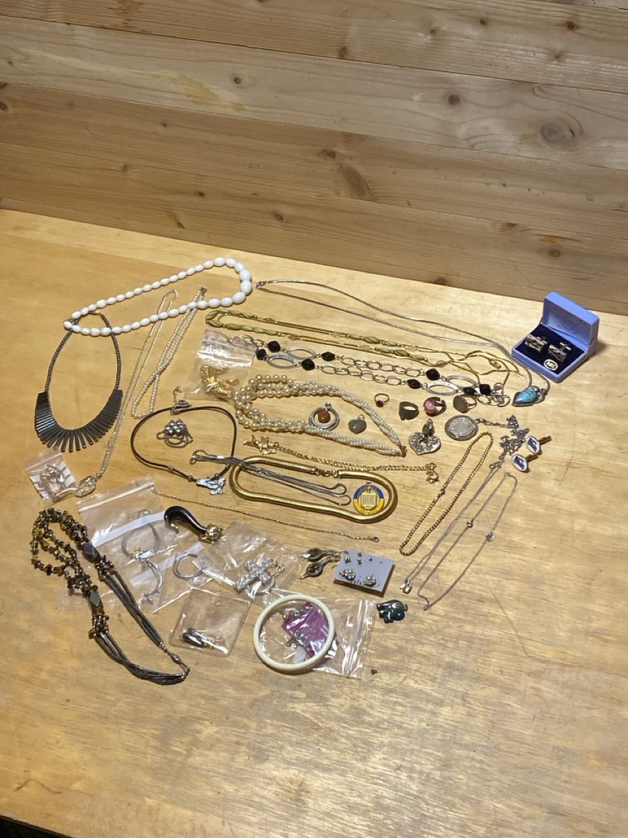 Petit lot de bijoux fantaisie , pièces médailles - Montres & Bijoux