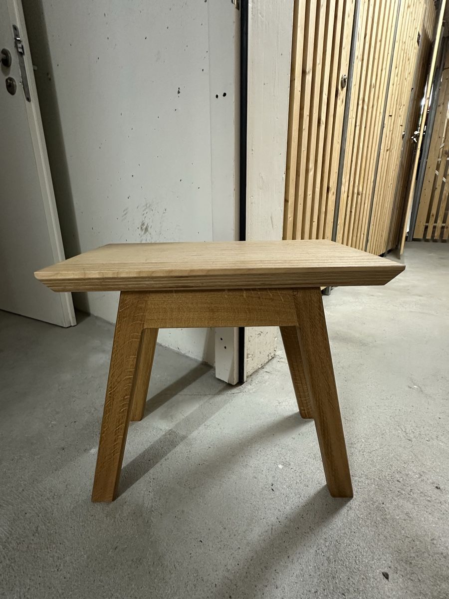 Tavoli: Solid Wood Side Table – Usato da Basel venduto da FlorenceV